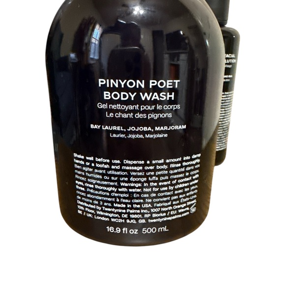 Twenty nine Palms body wash and exfoliating solution with doucce make up - Picture 4 of 7